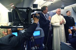 epa06464978 Greg Burke (L), Director of Holy See Press Office (L) speaks to journalist next to Pope Francis (C) and Mons. Mauricio Rueda delegate for the organization of papal journeys, aboard his flight to Italy at the end of the Apostolic Journey to South America, 22 January 2018. Pope Francis' visit in Chile and Peru runs from 15 January to 22 January 2018. EPA/LUCA ZENNARO / POOL